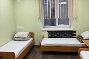 Хостел Кроне ГОК Затишок. Эконом трехместный с раздельными кроватями 1